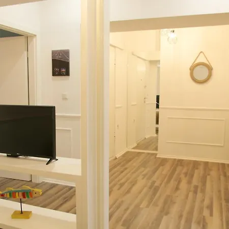Centre River View Apartment *
